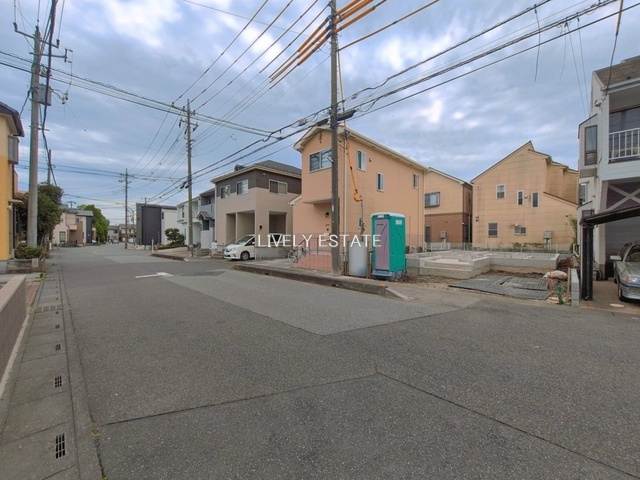 越谷市大字弥十郎 新築分譲住宅の前面道路含む現地写真