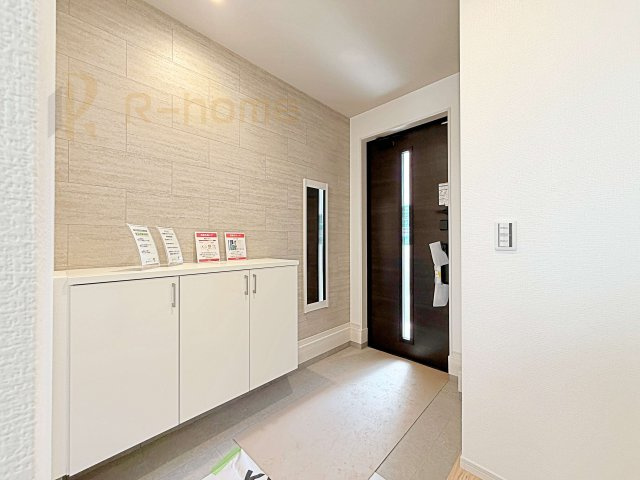 牛久市中央5期　新築戸建て　1号棟の玄関|玄関には便利なシューズインクローゼットを設置。アウトドア用品やベビーカーなどの収納に役立ちますね♪