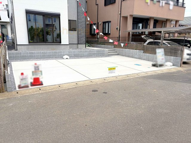 牛久市中央5期　新築戸建て　1号棟の駐車場|カースペースは3台完備。ゲスト用のスペースも確保できますね♪