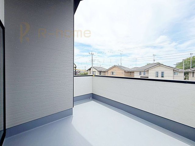 牛久市中央5期　新築戸建て　1号棟のバルコニー|奥行きのあるバルコニーは、お子様をプールで遊ばせたり、カフェテラス風にしたり多目的に利用できます♪