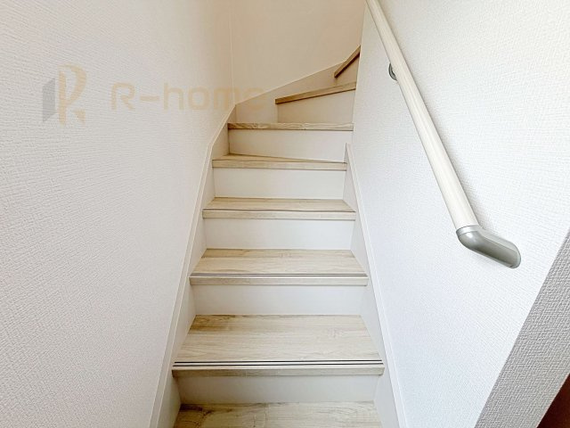 牛久市中央5期　新築戸建て　1号棟の内装|手すりのついた階段！小さなお子様の利用も一安心です♪