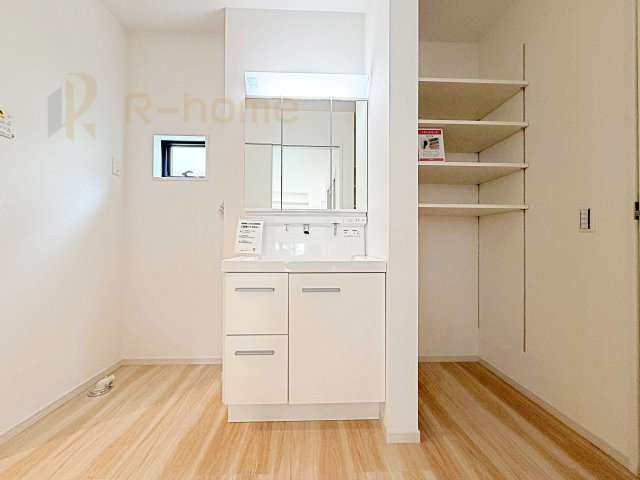 牛久市中央5期　新築戸建て　1号棟の洗面所|清潔感溢れる洗面台は嬉しい三面鏡。リネンスペース付きでタオルなどをスッキリ収納できます！