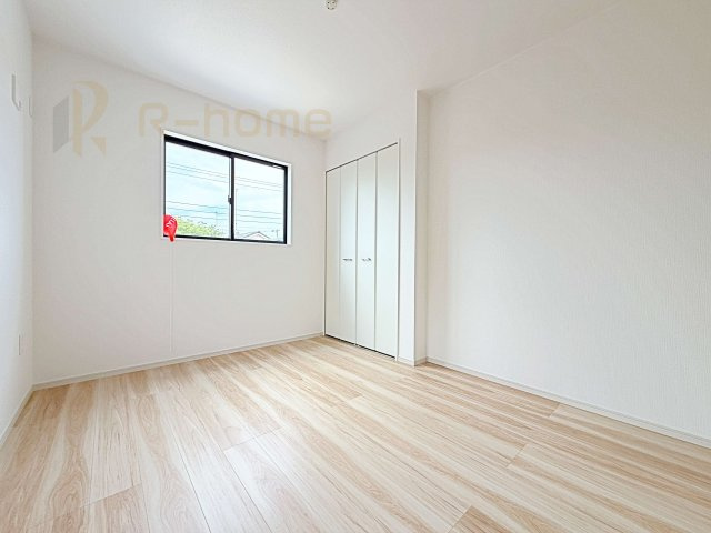 牛久市中央5期　新築戸建て　1号棟の洋室|どんな部屋家具も合わせやすいシンプルな洋室！
たっぷりの日差しと心地よい風が舞い込む住まい♪