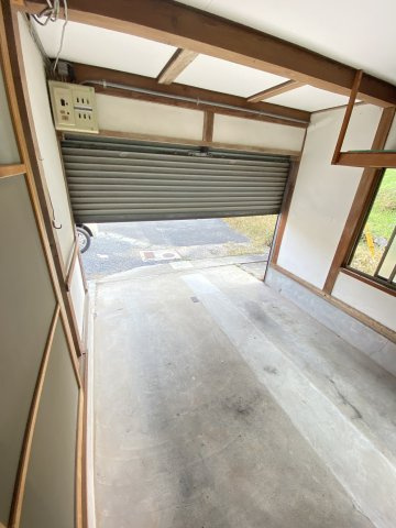 山口市宮野下の中古一戸建の駐車場