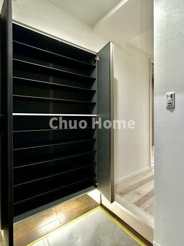 お花茶屋ダイヤモンドマンションの玄関|【玄関】玄関には大型のシューズクローゼットを設置しておりますのでいつでもスッキリりとした空間を保てます。玄関周りを清潔に使うのはとても大事なことですよね。