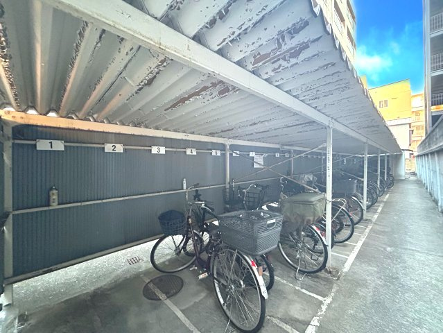 お花茶屋ダイヤモンドマンションの駐輪場|【自転車置き場】最新の空き状況や費用などの詳細は担当スタッフまでお問い合わせください。