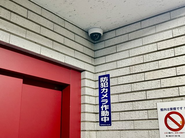 お花茶屋ダイヤモンドマンションの防犯設備|【防犯カメラ】何かあった時の大事な証拠になることももちろんなりますが、防犯というくらいですので大事なのは防犯カメラがあることによって抑止力につながることですよね。