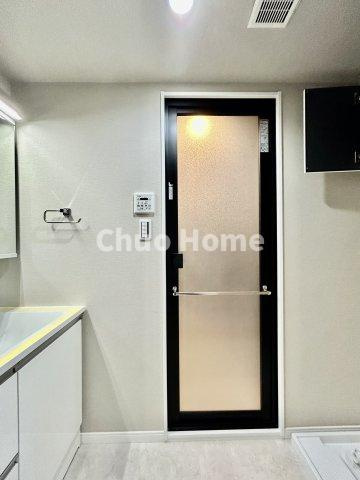 お花茶屋ダイヤモンドマンションの脱衣所|【洗面所】明るい洗面所は朝をすっきりさせてくれる空間です。バタバタしている忙しい朝でも収納が多い洗面台では短い時間で効率良く支度ができます。