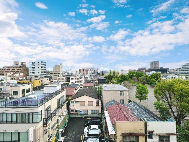 お花茶屋ダイヤモンドマンションの展望|手を伸ばせば、ふれることが出来そうな環境が、そのままインテリアになったような印象です。その豊かな眺望にふさわしい空間には、通風・採光にも優れ、心地よい光と風があふれています