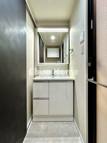 お花茶屋ダイヤモンドマンションの独立洗面台|【洗面化粧台】洗面化粧台には三面鏡を採用。身だしなみを整えやすい事はもちろんですが、鏡の後ろに収納スペースを設ける事により、散らかりやすい洗面スペースをすっきりさせる事が出来るのも嬉しいですね