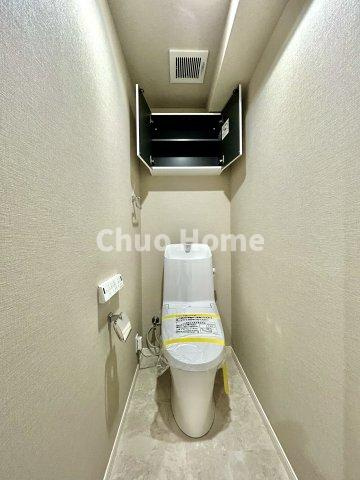お花茶屋ダイヤモンドマンションのトイレ|【トイレ】 収納スペースをしっかりと確保した温水洗浄便座機能付きトイレ。温水洗浄便座は清潔にお使いいただくための大切なアイテムです。