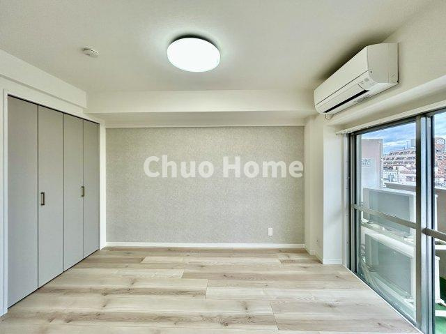 お花茶屋ダイヤモンドマンションの洋室|【洋室】快適に過ごす条件は、一人ひとり違います。だからこそ飾り過ぎないシンプルな内装と偏り過ぎないデザインで統一しております。居住していく中でオーナー様だけの【マイホーム】に創り上げて下さい