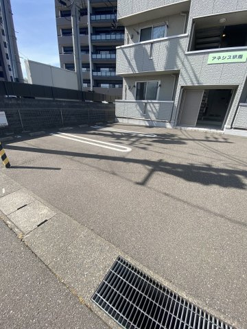 アネシス駅南の駐車場