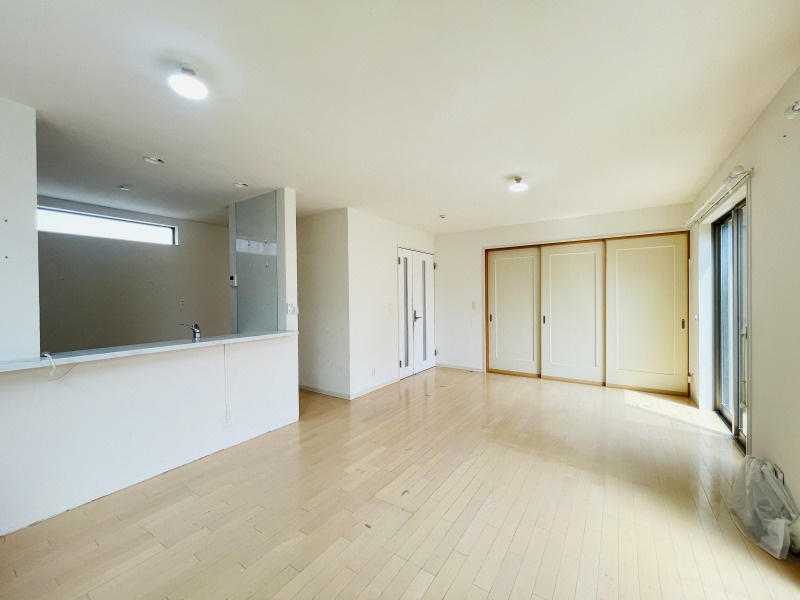 あきる野市渕上　オール電化付 中古戸建の居間・リビング|キッチンカウンターでLDKが見渡せます♪