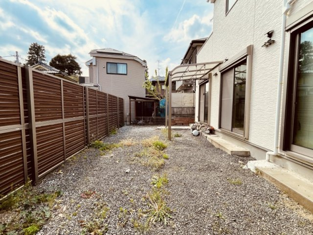 あきる野市渕上　オール電化付 中古戸建の庭|目隠しフェンスでプライベート空間♪