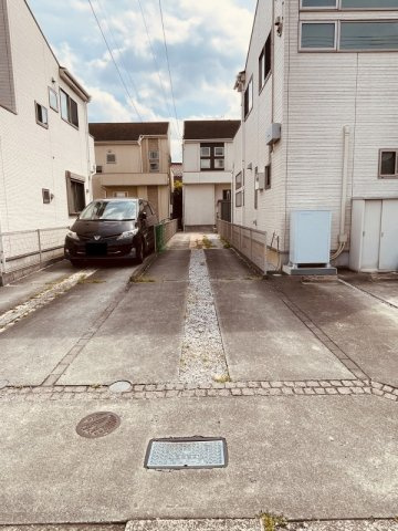 あきる野市渕上　オール電化付 中古戸建の駐車場|縦列駐車で4台駐車可能です(車種による)