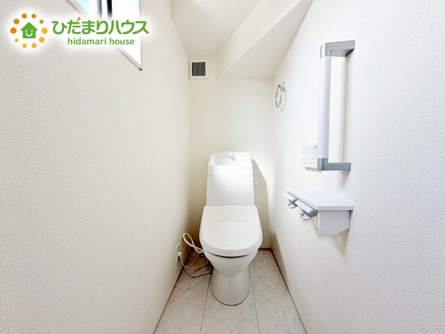 【トイレ】 | ひたちなか足崎20期　新築戸建　1号棟 | 小窓があるため明るく換気も快適、省エネ、お掃除ラクラク仕様のウォシュレット！