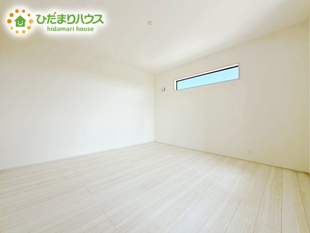 【寝室】 | ひたちなか足崎20期　新築戸建　1号棟 | 壁紙はシンプルで清潔なホワイトで統一しています。朝の光をたっぷり浴びながら一日をスタート！目覚めは明るくあたたかな場所で。