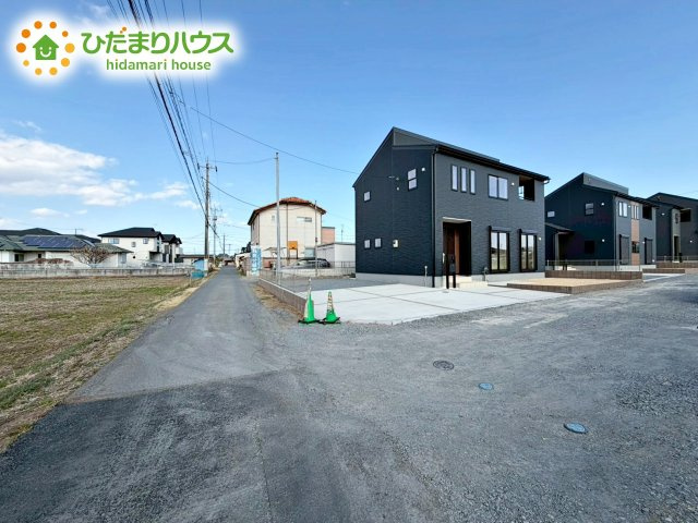 【前面道路含む現地写真】 | ひたちなか足崎20期　新築戸建　1号棟 | 繁華街のようなにぎやかさがないため、車の音や話し声が少なく、静かな生活を望む人に適している閑静な住宅地！