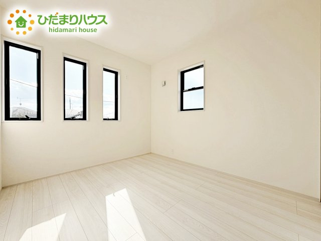 【洋室】 | ひたちなか足崎20期　新築戸建　1号棟 | 白い壁の洋室は、太陽の光だけでも十分明るく感じられますね