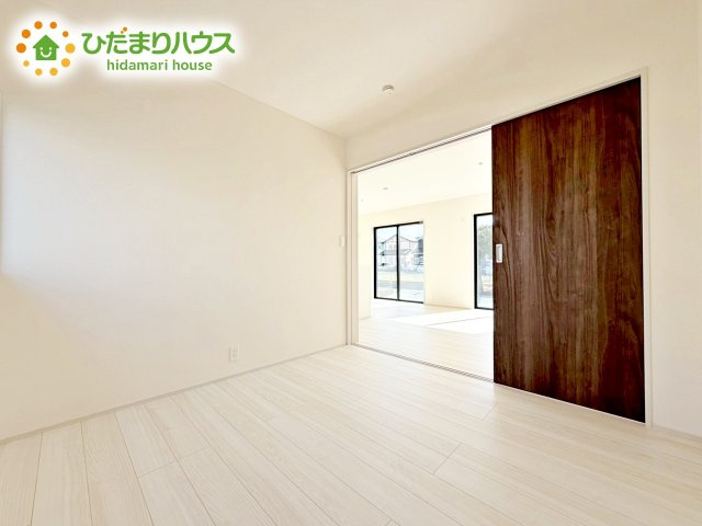 【洋室】 | ひたちなか足崎20期　新築戸建　1号棟 | 洗練された空間にやわらかい光が差し込み、お気に入りの家具や小物が映えます。