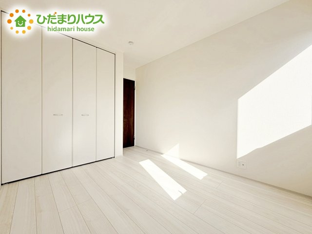 【洋室】 | ひたちなか足崎20期　新築戸建　1号棟 | 柔らかい陽光が差し込む明るいお部屋を演出する設計。彩光の取れる窓が気持ちの良いお部屋を創り上げます。