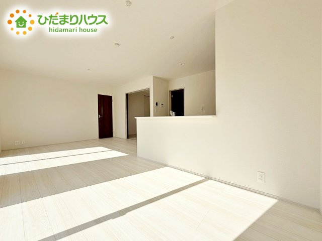 【居間・リビング】 | ひたちなか足崎20期　新築戸建　1号棟 | 複層ガラスの遮熱効果と断熱効果で、一年中快適に過ごせます (#^.^#)