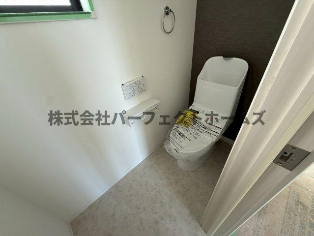 太秦緑ヶ丘戸建　賃貸のトイレ|シンプルで使いやすいトイレです