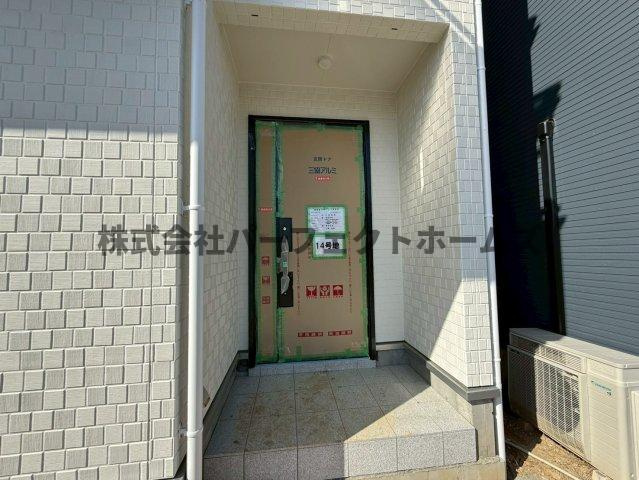 太秦緑ヶ丘戸建　賃貸のエントランス|清潔なエントランスです