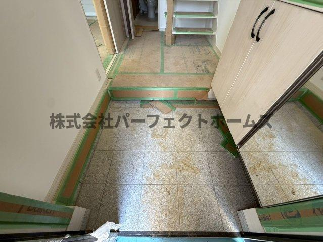 太秦緑ヶ丘戸建　賃貸の玄関|収納もある玄関です