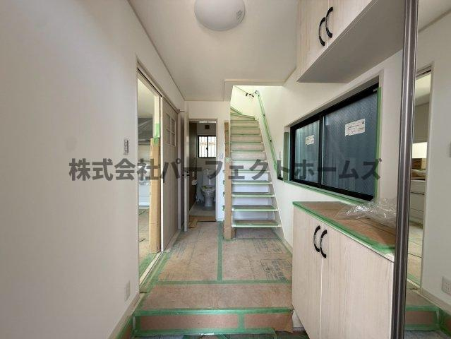 太秦緑ヶ丘戸建　賃貸の内装|明るい色調の室内です