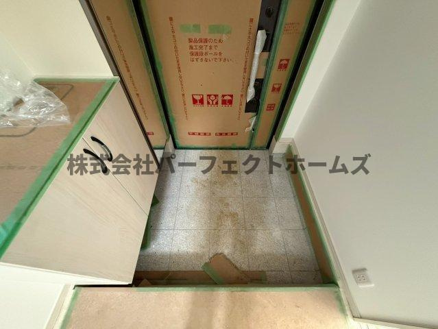 太秦緑ヶ丘戸建　賃貸の玄関|明るい玄関です
