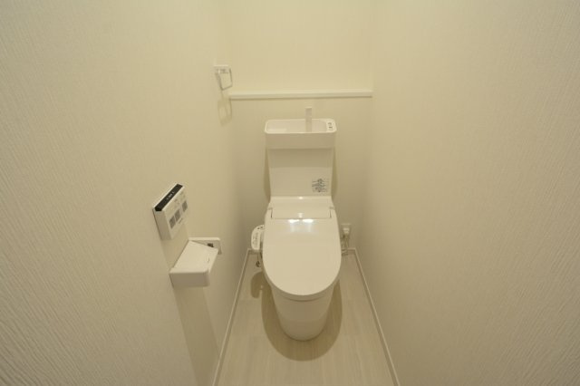 温水洗浄便座機能付きのトイレです♪