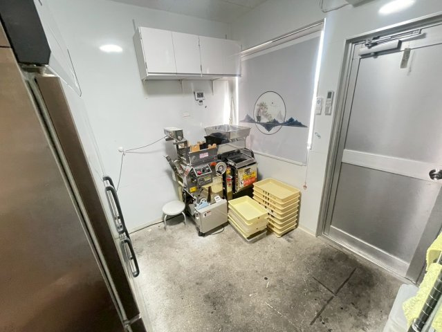高岡本町中部貸店舗の内装