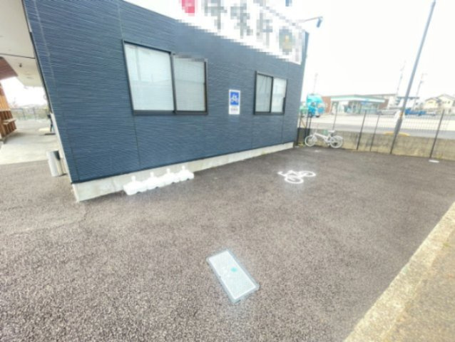 高岡本町中部貸店舗の外観