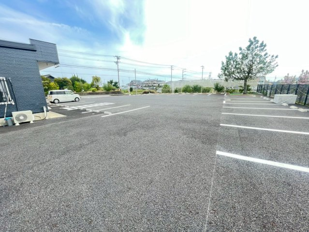 高岡本町中部貸店舗の駐車場