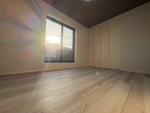 亀岡市篠町見晴2丁目の洋室|バルコニーに出られる洋室◎収納クローゼットもしっかりと確保されています！