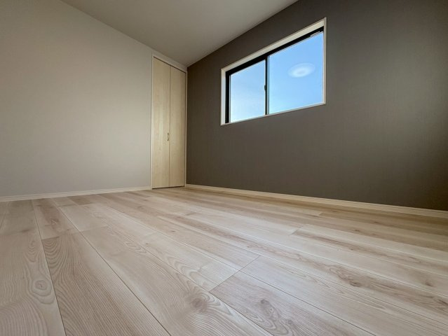 亀岡市篠町見晴2丁目の洋室|アクセントクロスがお洒落な洋室です。