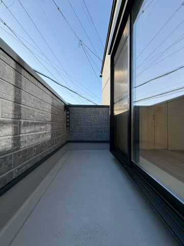 亀岡市篠町見晴2丁目のバルコニー|しっかりと広さのあるバルコニー。洗濯物がよく乾きそうです◎