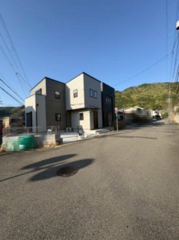 亀岡市篠町見晴2丁目の前面道路含む現地写真|南西角地のため、抜け感があります！