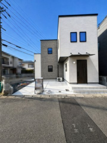 【成約済】亀岡市篠町見晴2丁目の外観|スクエアでスタイリッシュな外観◎角地のため、開放感を感じられるお住まいです