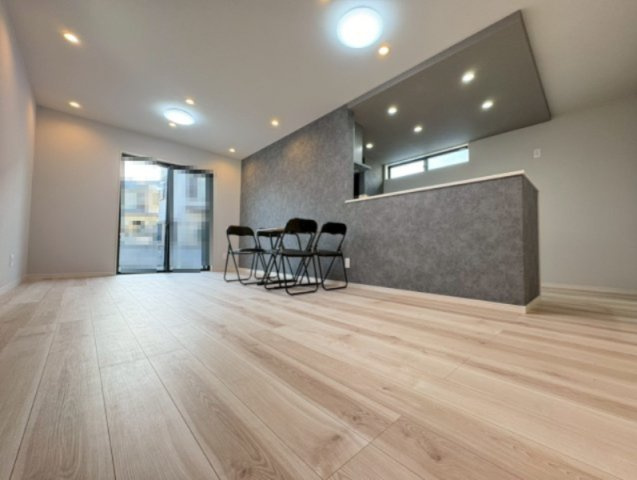 亀岡市篠町見晴2丁目の居間・リビング|LDKは広々約18.5帖あり、ご家族でゆっくりと寛げそうです◎