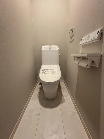 亀岡市篠町見晴2丁目のトイレ|ホワイトにベージュトーンの壁紙が素敵なお手洗いです◎