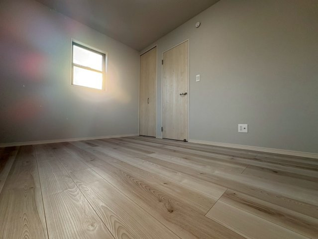 亀岡市篠町見晴2丁目の洋室|ベージュトーンで色調がまとめられた居室。お子様の個室などにぴったりです！