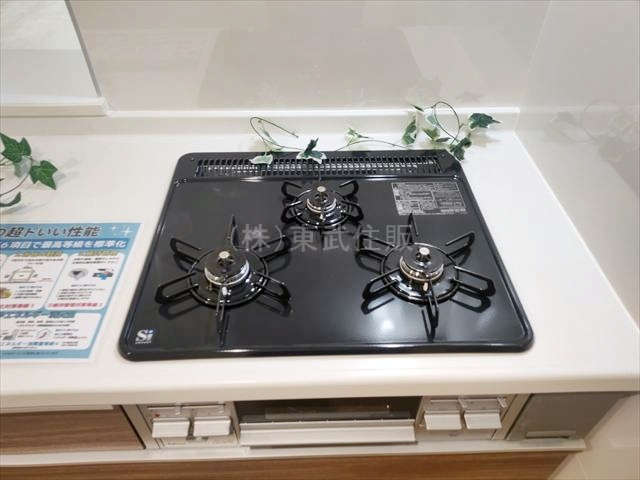 【キッチン】 | 鶴ヶ島市脚折第二十七 | 同時にお料理ができる３口コンロ