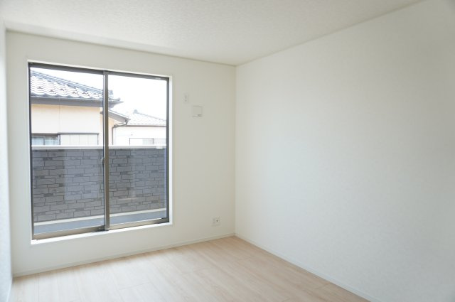 越谷市大字弥十郎 新築分譲住宅の洋室|6帖（西側）