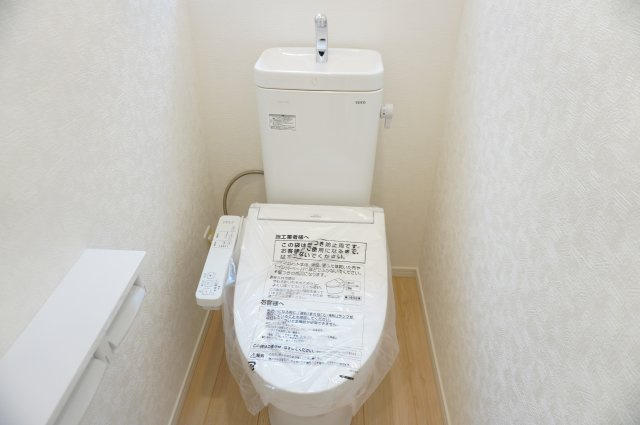 越谷市大字弥十郎 新築分譲住宅のトイレ|2階