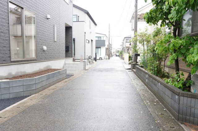 越谷市大字弥十郎 新築分譲住宅の前面道路含む現地写真