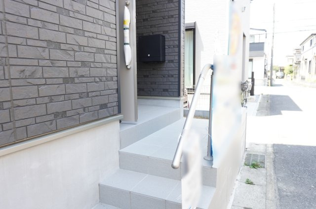 越谷市大字弥十郎 新築分譲住宅の玄関