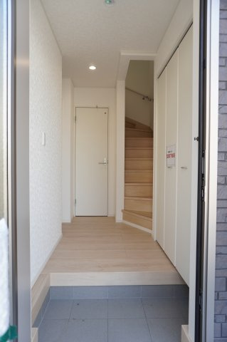 越谷市大字弥十郎 新築分譲住宅の玄関